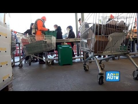Natale a Milano, migliaia in fila da Pane Quotidiano: «Ogni giorno arrivano 5mila persone»