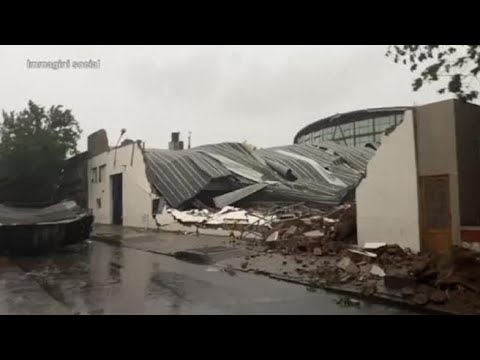 Tornado in Argentina, crolla tetto di un centro sportivo mentre era in corso gara di…