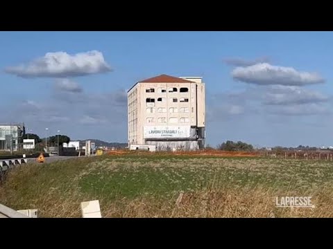 Crotone, abbattuto l’ecomostro abusivo di Torre Melissa: 700 mila euro i costi per la demolizione