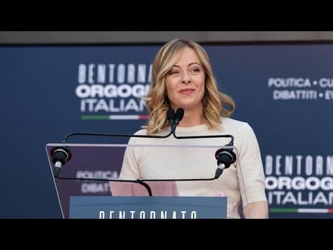 Un sostenitore a Meloni: «Daje Giorgia!». Lei replica: «Grazie teso’»