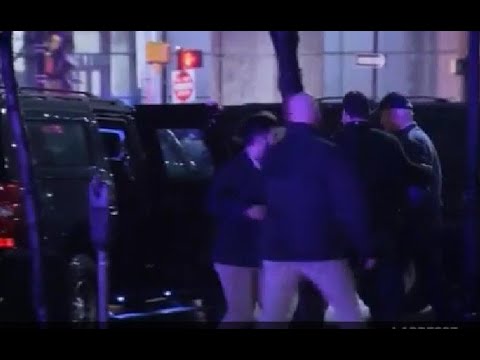 Un’auto si schianta contro il corteo presidenziale: la reazione di Biden