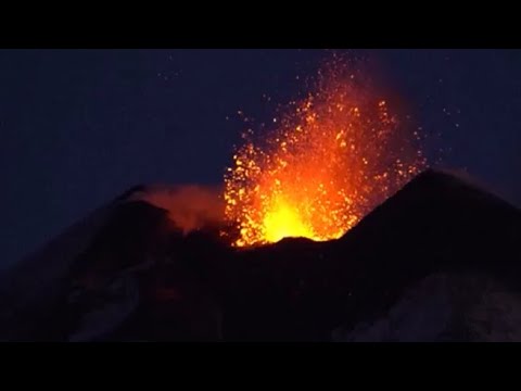 Catania, nuova eruzione dell’Etna: lo spettacolo della fontana di lava e lapilli
