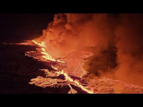 Le spettacolari immagini dell’eruzione di un vulcano nella penisola di Reykjanes in Islanda