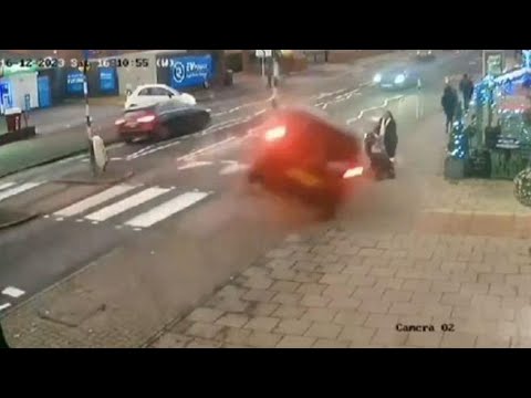 Tragedia evitata in Inghilterra: l’auto si ribalta e sfiora una mamma e il suo bimbo