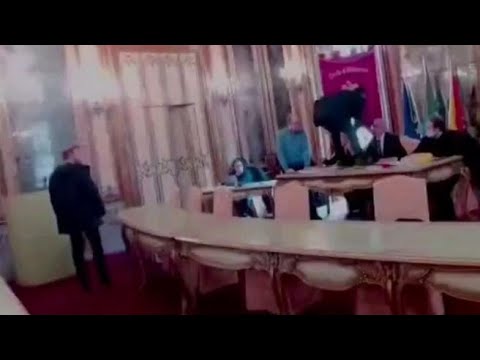 Tensione a Palermo, consigliere comunale salta sul banco del presidente: caos in aula