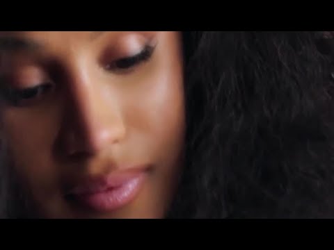 #CardiB rivela i segreti nascosti nella sua borsa!