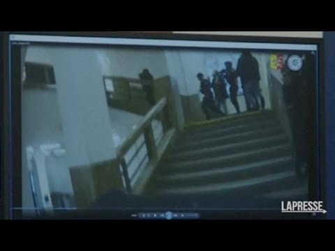 Praga, l’irruzione nell’università durante la sparatoria: il video registrato dalle bodycam…