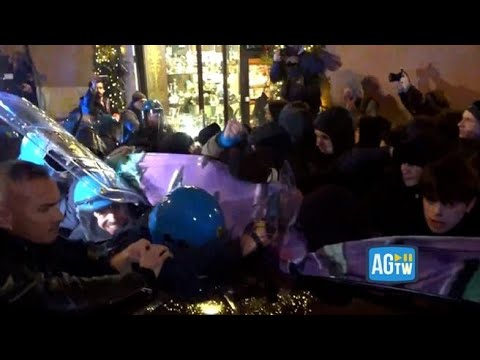 La polizia carica il corteo non autorizzato degli studenti in piazza Montecitorio