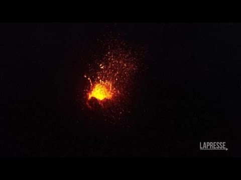 Islanda, ancora un fiume di lava dal Fagradalsfjall