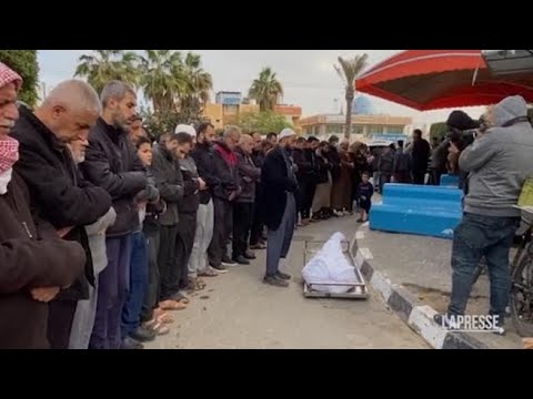 Gaza, si prega per le vittime davanti all’ospedale Al Aqsa