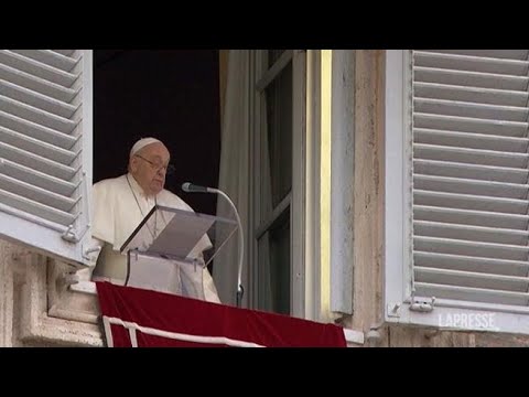 Natale, Papa: «Non confondiamo festa con consumismo»