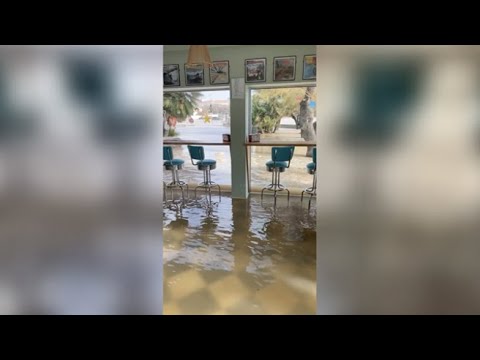 Maltempo a Livorno, Terrazza Mascagni allagata. Il lungomare funestato dalla mareggiata
