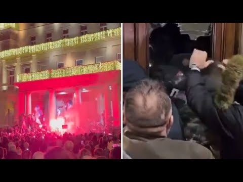 Migliaia in piazza a Belgrado contro presunti brogli elettorali: i manifestanti tentano…