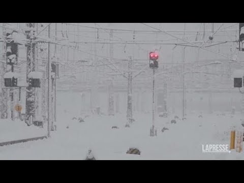 Germania, tempesta di neve blocca l’aeroporto di Monaco e provoca il caos