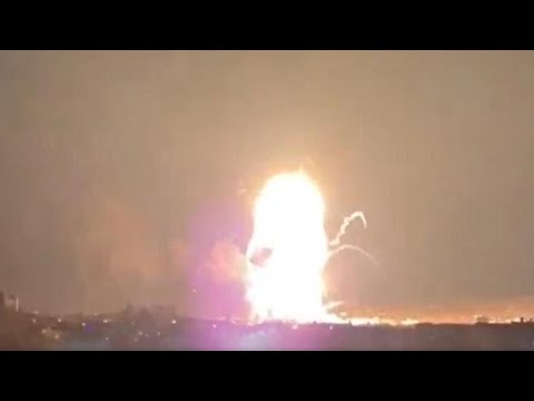 Attacco ucraino nel porto di Feodosia, in Crimea: ecco il momento dell’esplosione