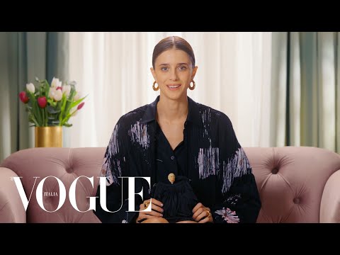 Benedetta Porcaroli rivela cosa custodisce nella sua borsa Prada | Vogue Italia