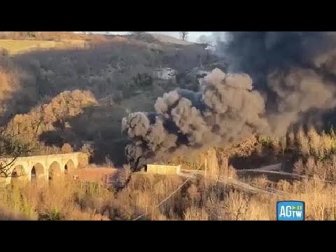 Scontro tra un’ambulanza e un bus in galleria a Urbino: le immagini