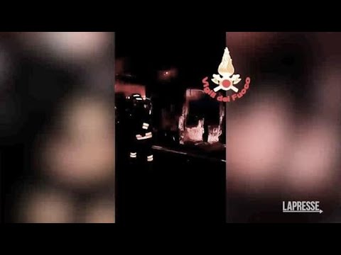 Urbino, l’intervento dei vigili del fuoco in galleria dopo l’incidente