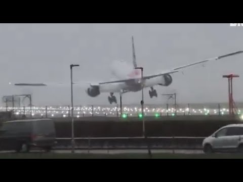 Aereo in balia del vento, atterraggio da brivido a Heathrow: l’ala sfiora l’asfalto