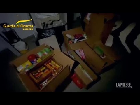 Cosenza, nascondeva in garage 140 mila botti di capodanno: arrestato