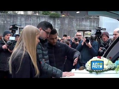 Funerali di Vanessa Ballan, commozione all’uscita del feretro