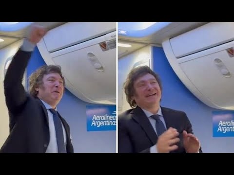 Il presidente argentino Milei, il volo sull’aereo di linea (in economy), e il coro con…