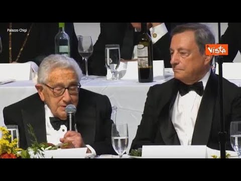 Addio a Henry Kissinger, ecco quando raccontò di aver diviso un panino con Draghi