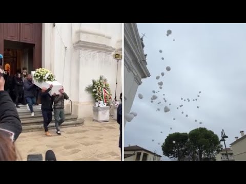L’uscita della bara di Giulia dalla chiesa di Saonara, tra applausi e palloncini bianchi