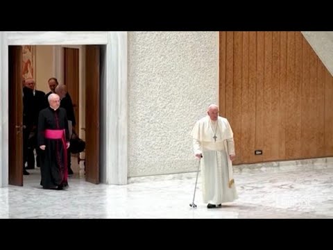 Papa Francesco all’udienza generale: «Sto meglio ma mi affatico se parlo troppo»