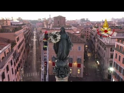 Ventisette metri tutti d’un fiato del vigile del fuoco per riporre la ghirlanda sul braccio…