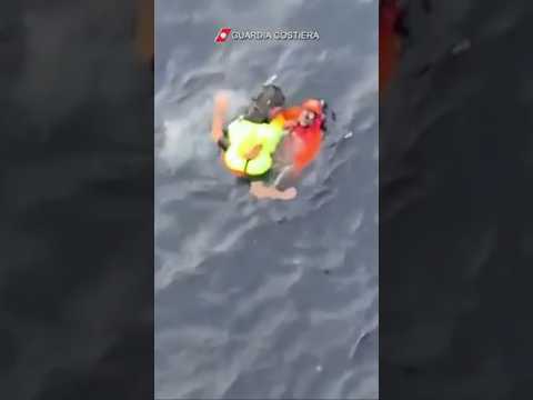 Il soccorritore si cala dall’elicottero per recuperare il naufrago in balia delle onde #shorts #news