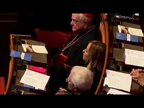 La premier Meloni canticchia il «Va’, pensiero» al concerto di Natale al Senato