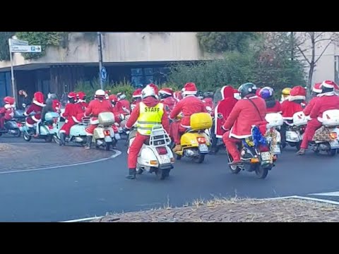 A Bolzano sfila la carica dei Babbi Natale in Vespa per raccogliere fondi da dare in beneficenza