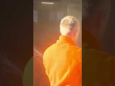 Agricoltori francesi depositano balle di fieno davanti al ministero dell’economia  #shorts #news