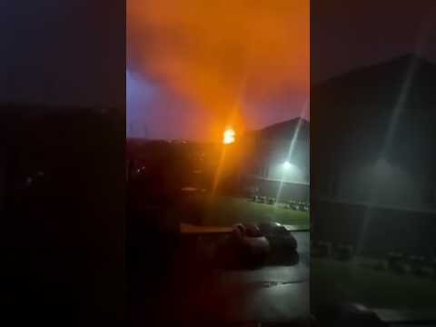 Tornado in Tennessee: la violenza del vento fa incendiare traliccio dell’elettricità #shorts #news