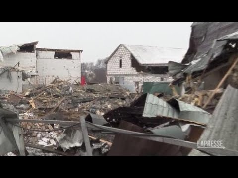 L’esercito russo lancia otto missili su Kiev: le immagini delle case distrutte