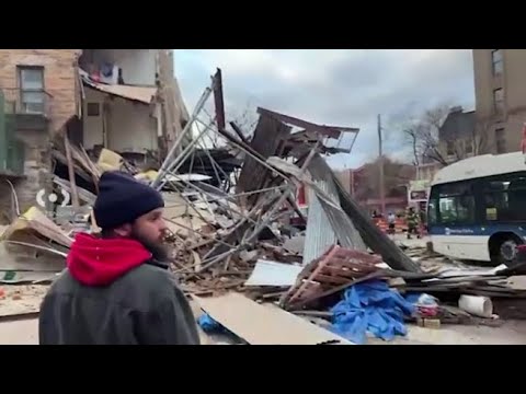 New York, crolla un edificio nel Bronx: il video dei soccorsi al lavoro tra le macerie