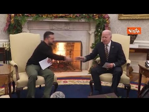 La stretta di mano tra Biden e Zelensky alla Casa Bianca