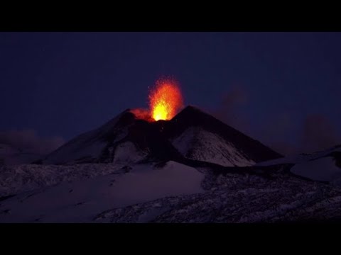 Nuova eruzione dell’Etna dal cratere di Sud-Est: l’esplosione di lava risplende nella notte