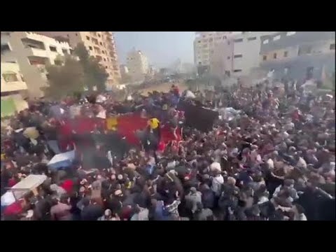 Gaza, la popolazione alla disperata ricerca di cibo assalta un convoglio umanitario