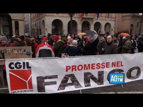 «Promesse nel fango», Meloni contestata al suo arrivo a Forlì