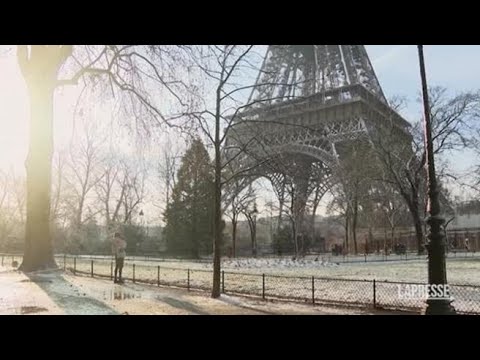 Neve in Francia, imbiancati i monumenti di Parigi