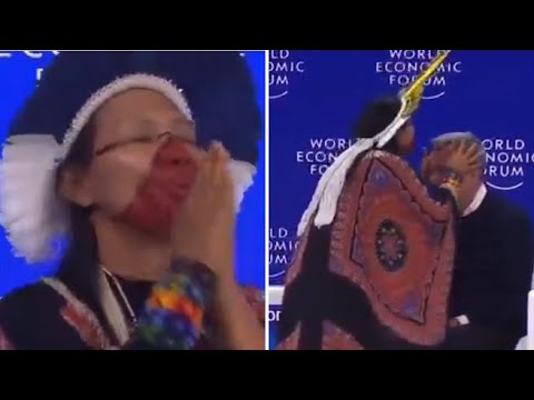 Intona canti sacri e soffia sulla testa dei leader: il rito della tribù amazzonica Yawanawá sul…