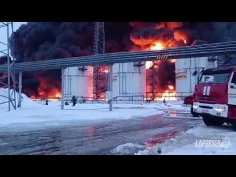 Drone ucraino colpisce deposito di petrolio a Klintsy, in Russia