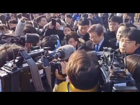 Il video choc dell’accoltellamento di Lee Jae-myung, leader dell’opposizione in corea del Sud