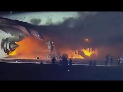 I passeggeri fuggono dall’aereo della Japan Airlines in fiamme: il video