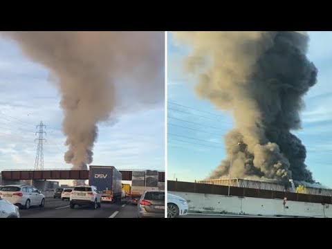 Incendio in un capannone a Cavenago di Brianza, il video della colonna di fumo