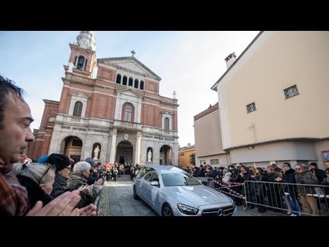L’omelia al funerale di Giovanna Pedretti: «I leoni da tastiera riversano impunemente odio»