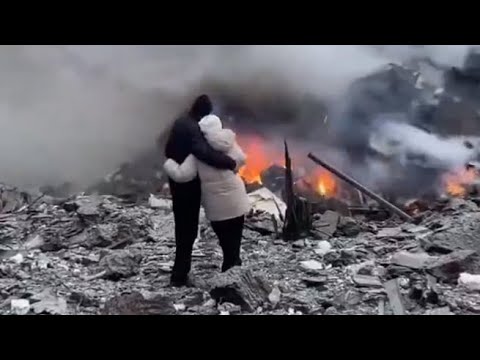 Pioggia di missili russi su Kharkiv: un uomo e una donna si stringono di fronte alle macerie