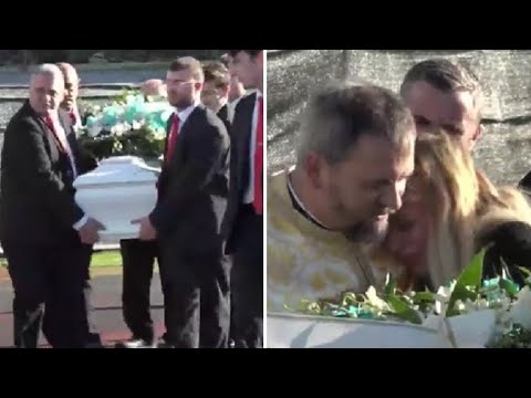 Lacrime, palloncini e fumogeni al funerale del 14enne ucciso alla metro Pantano di Roma